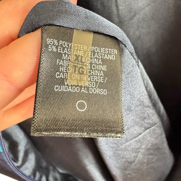 T Tahari Blue Patterned Sleeveless Pleated Neckline Satin Zip Up Back Blouse XL - Picture 7 of 8